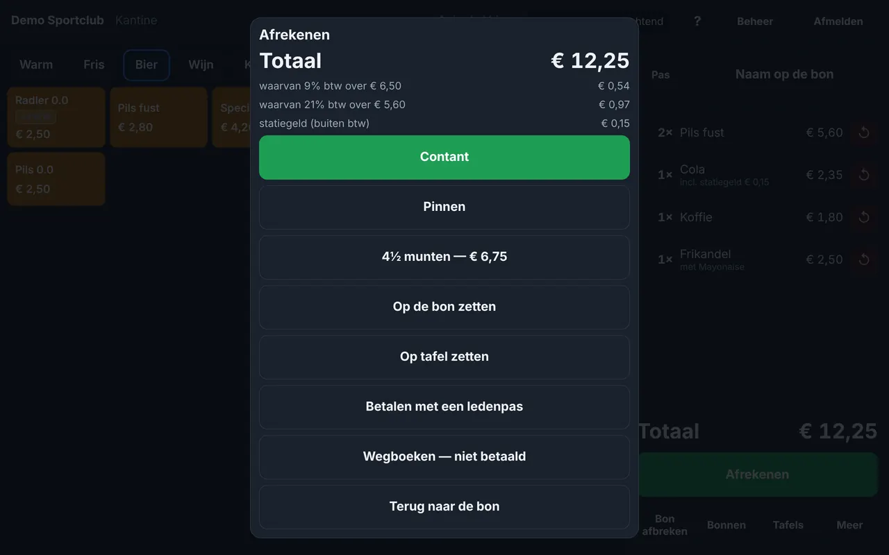 Het venster Afrekenen met een totaal van € 12,25, de btw per tarief en het statiegeld, en knoppen voor contant, pinnen, munten, op de bon zetten, op tafel zetten, betalen met een ledenpas en wegboeken.