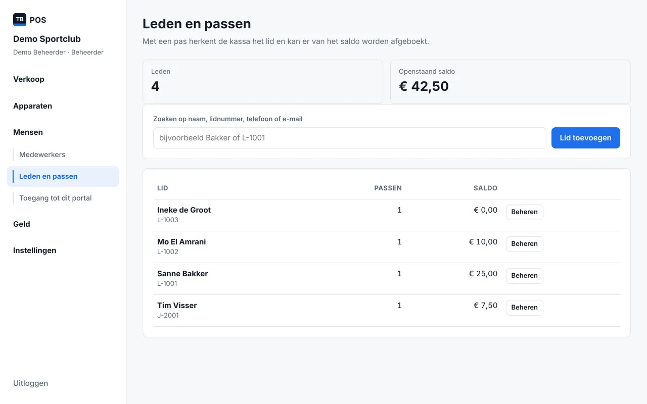 Het scherm Leden en passen in het clubportal: het aantal leden, het openstaande saldo, een zoekveld en een lijst met leden, hun lidnummer, het aantal passen en het saldo.