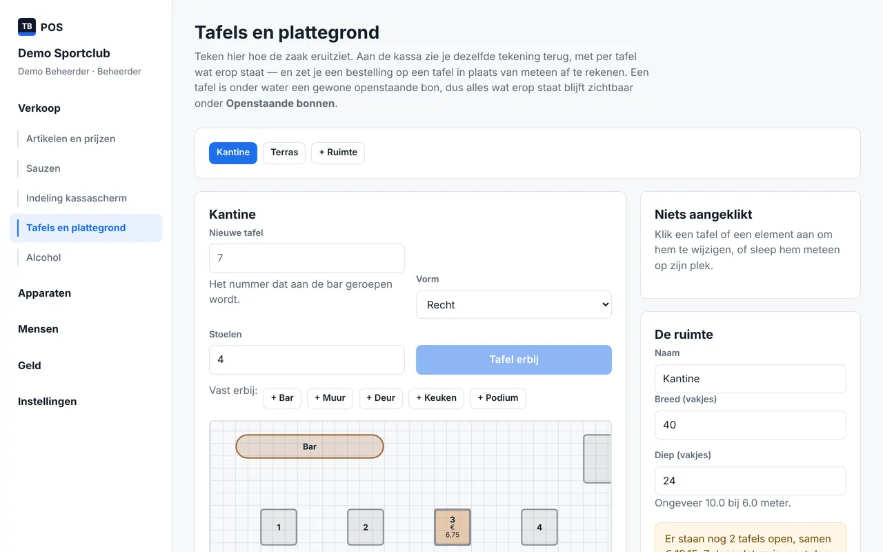 Het scherm Tafels en plattegrond in het clubportal: tabbladen voor de ruimtes, een formulier om een tafel toe te voegen met naam, vorm en aantal stoelen, en de getekende plattegrond van de kantine.