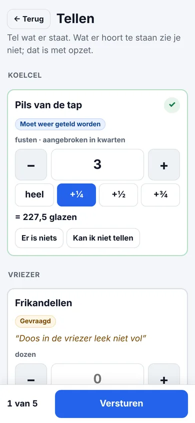 Tellen op de telefoon, per plek: in de koelcel de pils van de tap, geteld als drie fusten en een kwart, en in de vriezer de frikandellen, met de vraag van de beheerder erbij. Onderin de knop Versturen.